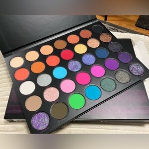 Morphe Nikita eyeshadow and 18 B ARTISTRY EYE PALETTE